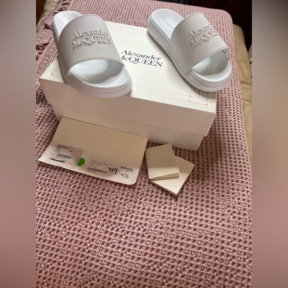 NEW IN Box Alexander McQueen White Rubber Pool Slides - Picture 2 of 9